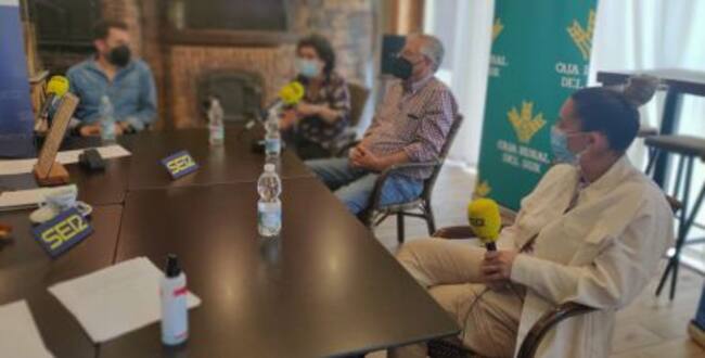 Cristina, primera en la imagen. Propietaria de la tienda de frutas y verduras LUMAR de San Juan del Puerto (Huelva)