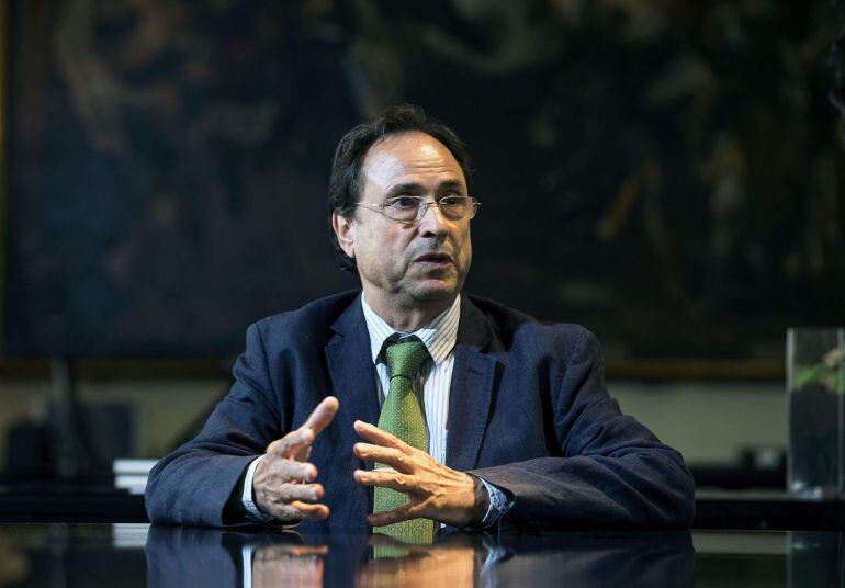 GRA043. VALENCIA, 25/07/2015.- El conseller de Hacienda y Modelo Económico, Vicent Soler, durante la entrevista con la Agencia EFE en la que analiza la situación de las arcas públicas, en visperas de la reunión del Consejo de Política Fiscal y Financiera y de la presentación del Plan Económico Financiero de la Generalitat. EFE/Manuel Bruque.