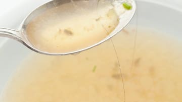 Qué pasa en realidad cuando encontramos un pelo en el plato y lo devolvemos