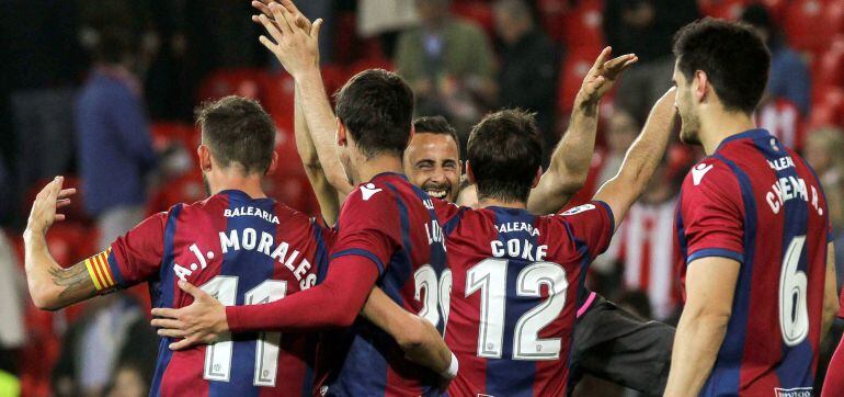 Los jugadores del Levante celebran la victoria del equipo granota frente al Athletic de Bilbao
