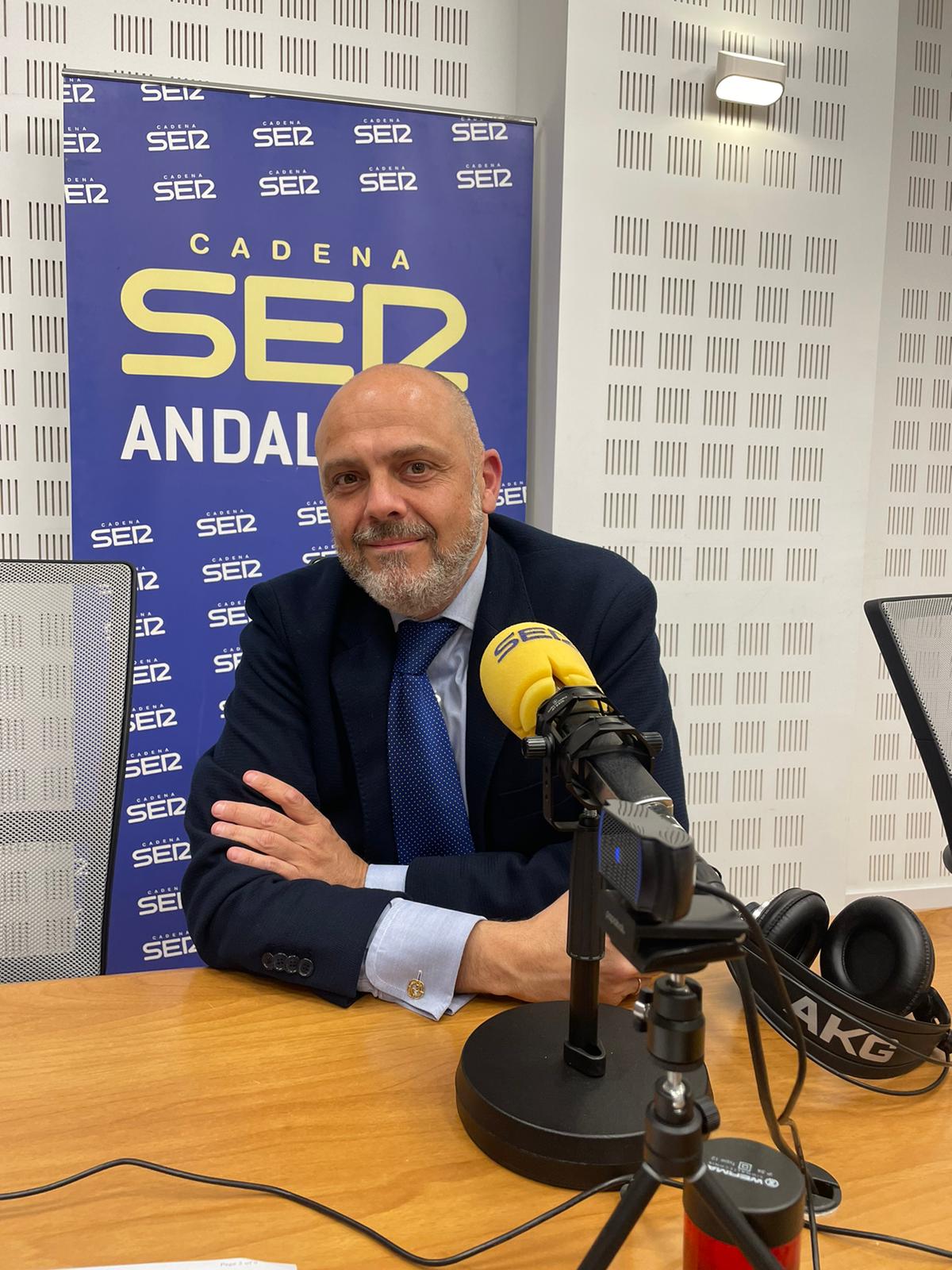 El hermano mayor de la Esperanza de Triana, Sergio Sopeña, este Miércoles de Ceniza en el estudio de Cruz de Guía