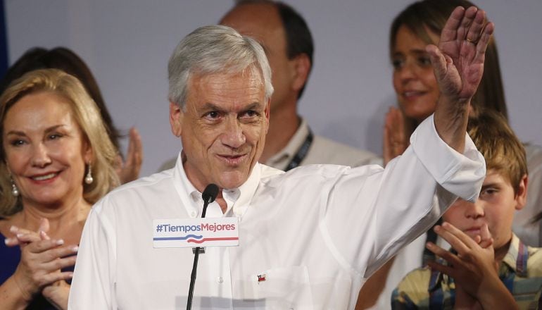 El expresidente de Chile y candidato presidencial de la coalición Chile Vamos, Sebastián Piñera (c), está confiado de ganar en la segunda vuelta de las elecciones presidenciales, previstas para el próximo 17 de diciembre, tras obtener el 36,62% de los vot