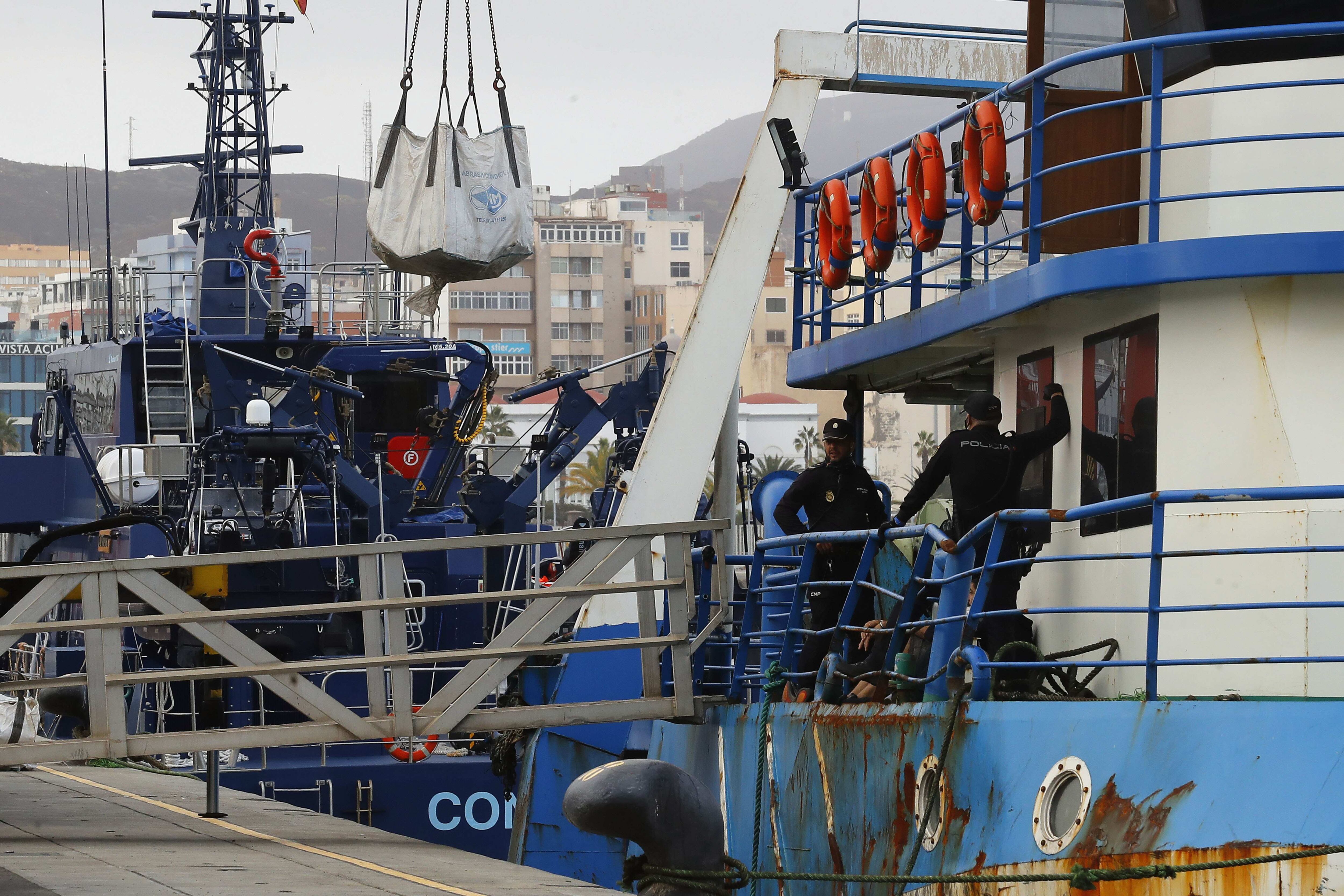 El nuevo patrullero de Vigilancia Aduanera &quot;Condor&quot; ha conducido y desembarcado en el muelle de Sanapú del Puerto de La Luz y de Las Palmas a cinco tripulantes de un pesquero detenidos en una operación de Policía Nacional, Agencia Tributaria y Guardia Civil que ha permitido abordar el barco al sur de Canarias