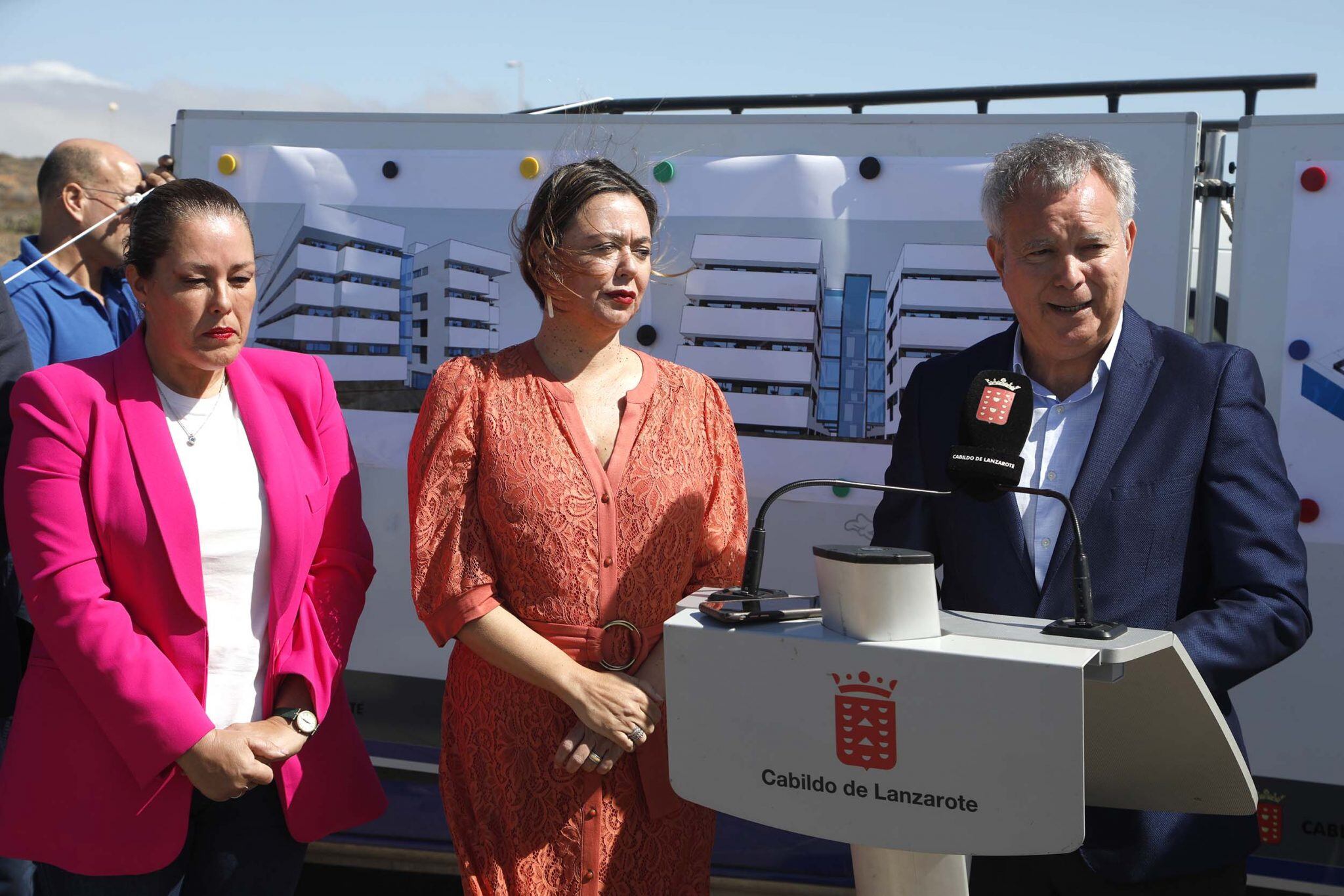 De izquierda a derecha: Astrid Pérez, alcaldesa de Arrecife, María Dolores Corujo, presidenta del Cabildo de Lanzarote, y Sebastián Franquis, consejero de Obras Públicas y Vivienda del Gobierno de Canarias.