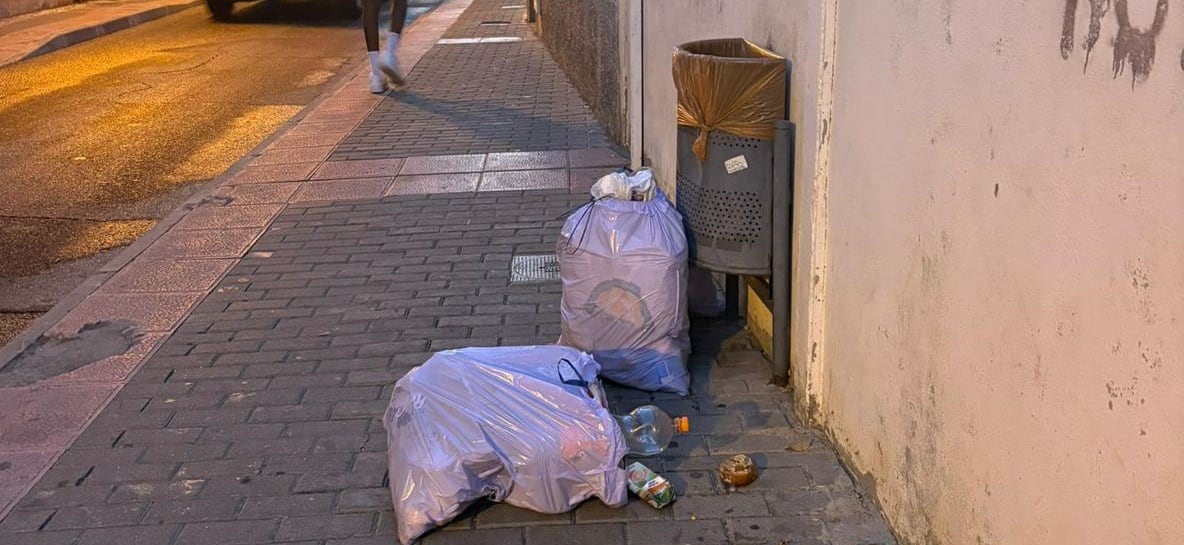 Bolsas de basuras depositadas junto a una papelera en Ciempozuelos.