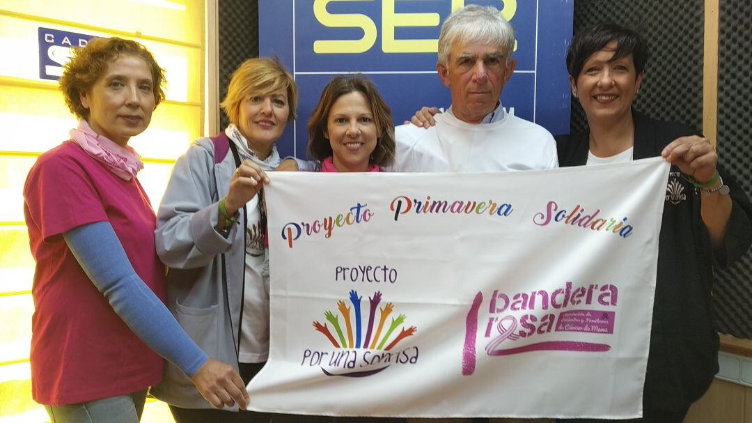 Manuel García Castilla junto a responsables de las asociaciones "Bandera Rosa" y "Por una sonrisa".