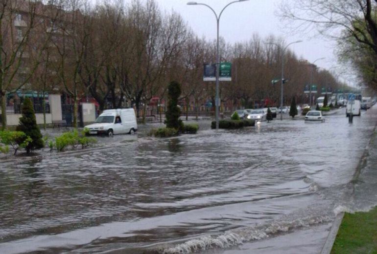 Avenida de Juan Pablo II inundada por la tormenta