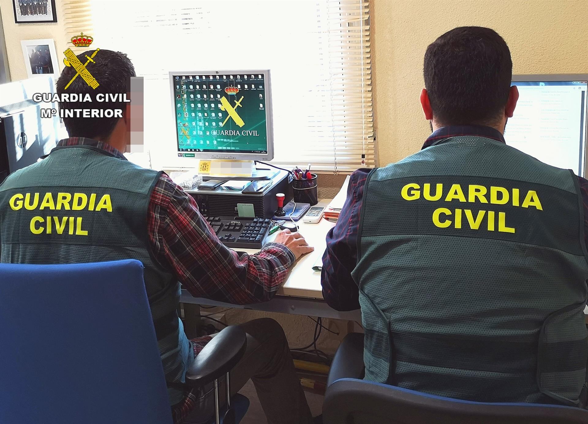 Dos agentes de la Guardia Civil durante la investigación