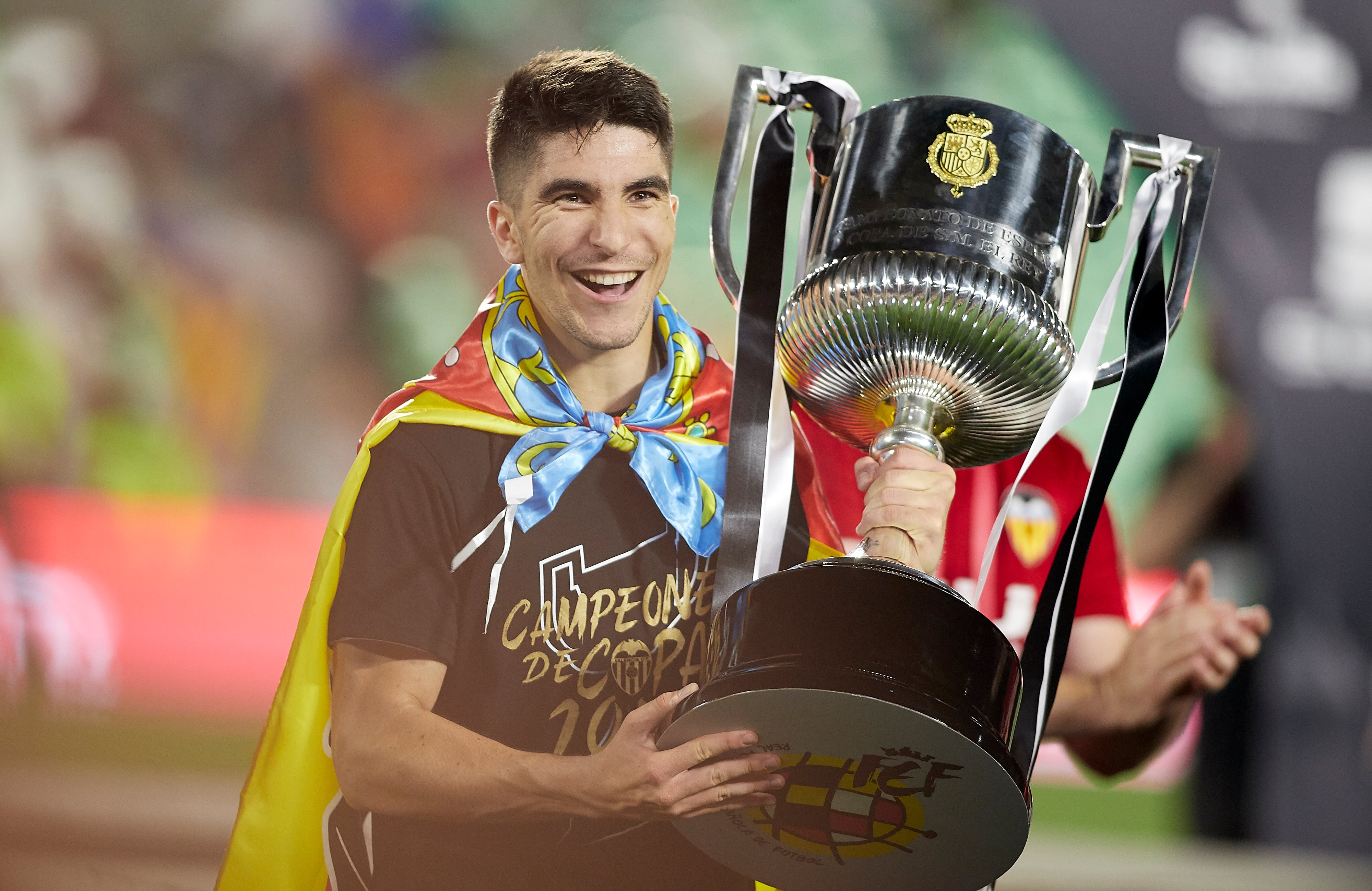 Carlos Soler jugador del Valencia CF porta el trofeo de la Copa del Rey contra el Barcelona en 2019