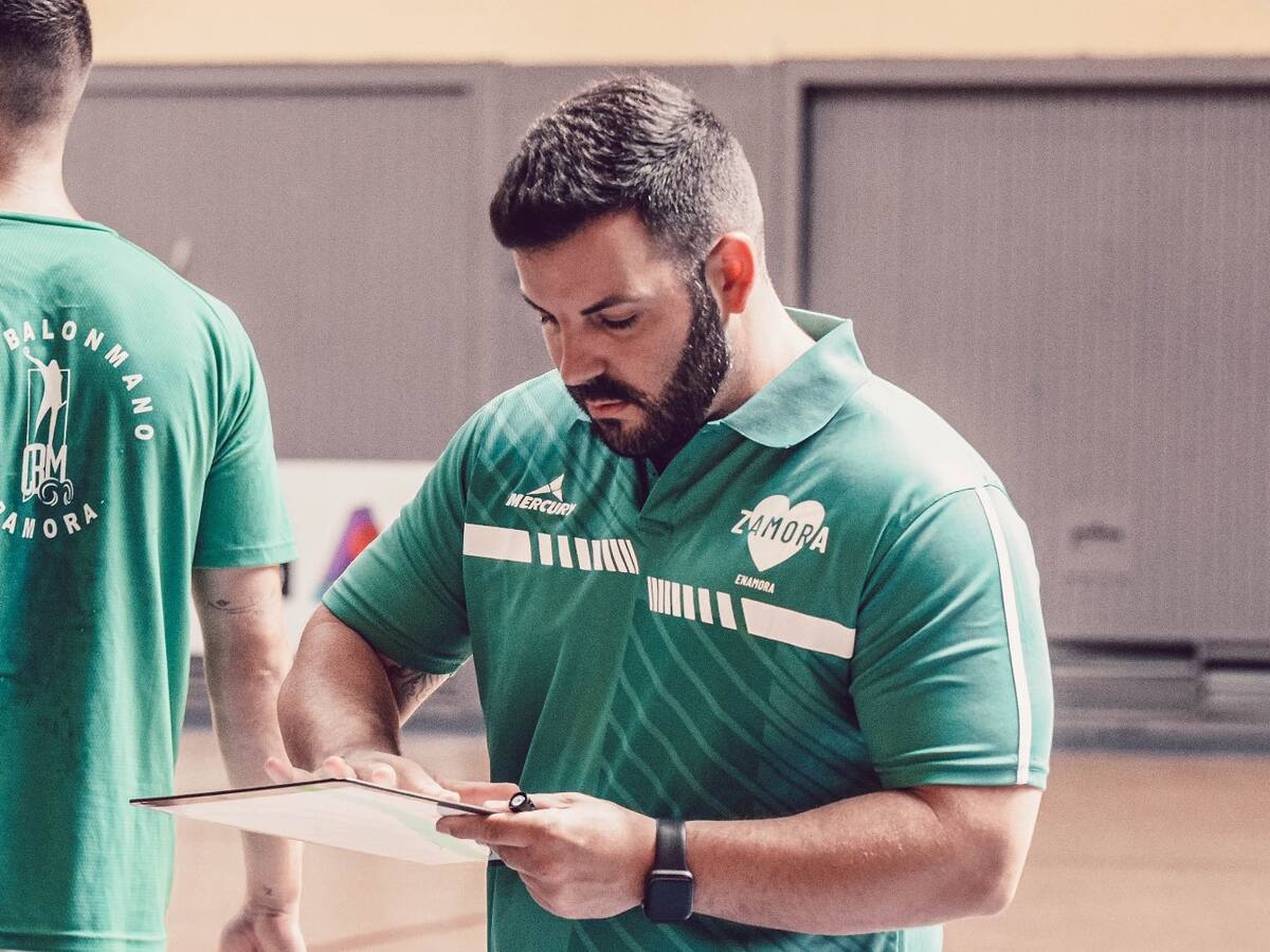 El Balonmano Zamora cae con honor frente a Nava en la despedida de Iván López