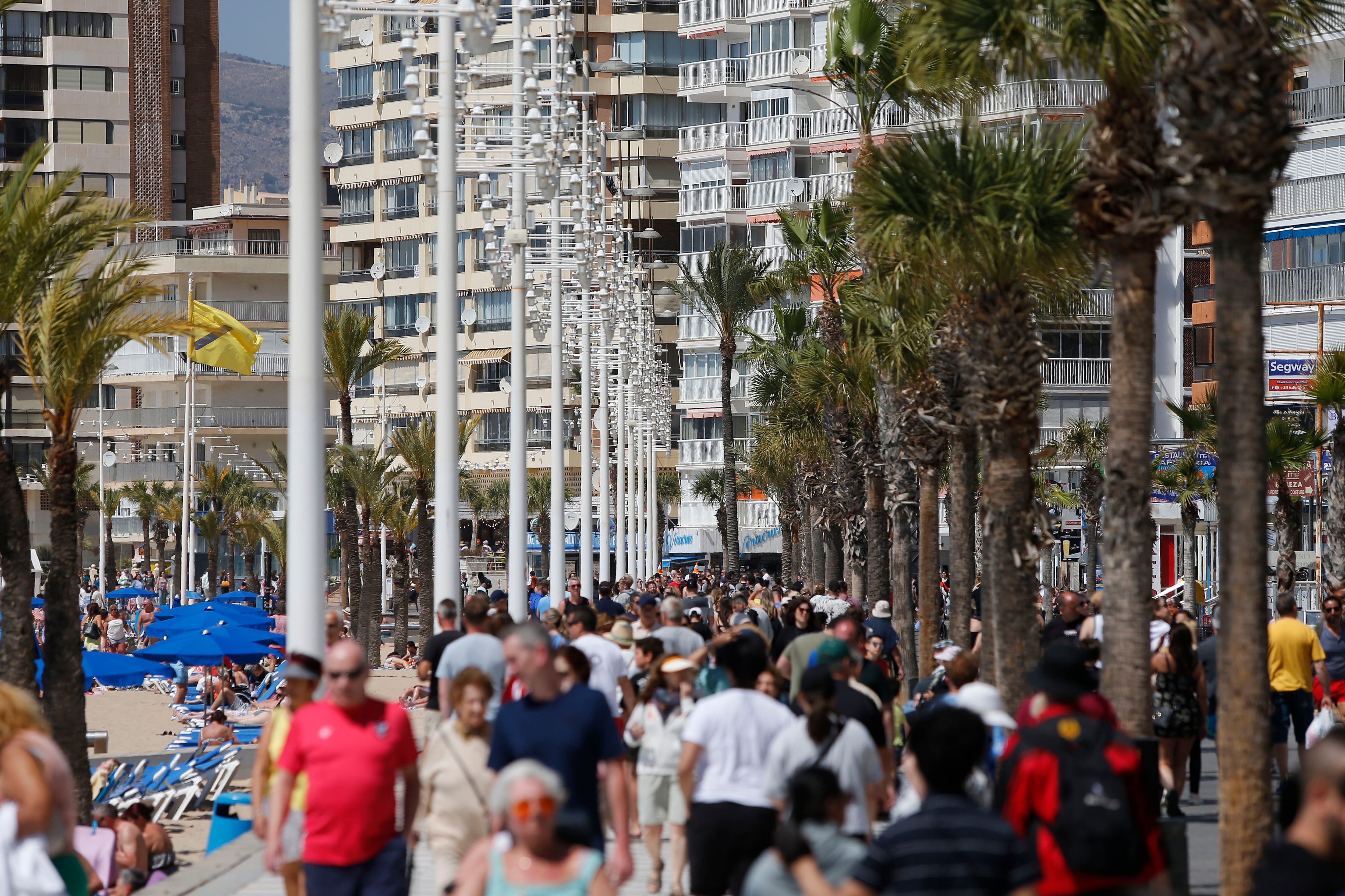 Turistas en el paseo marítimo de Benidorm en una imagen de archivo