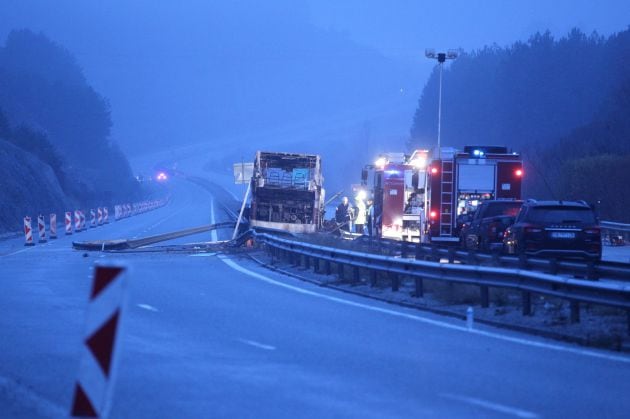 Los servicios de emergencia trabajan en el lugar del accidente.