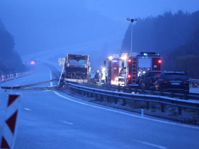 Los servicios de emergencia trabajan en el lugar del accidente.