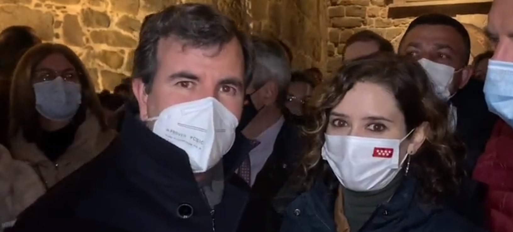 El alcalde de Sotillo de la Adrada, Juan Pablo Martín, junto a la presidenta de la Comunidad de Madrid, Isabel Díaz Ayuso, en la campaña electoral del 13-F