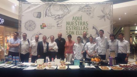 Foto de familia con los empresarios de hostelería.