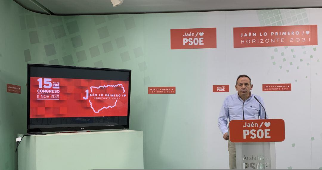 El secretario de organización del PSOE Jaén, Jacinto Viedma, durante la presentación del congreso.