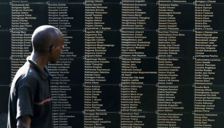 Un hombre observa los nombres de las personas asesinadas durante el genocidio en Ruanda, en el Centro Conmemorativo del genocidio en Kigali 