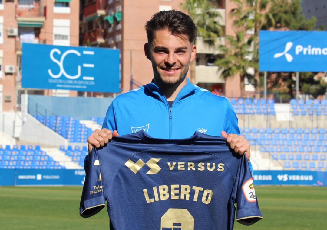 Liberto Beltrán posando con la elástica del UCAM