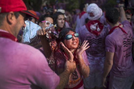 Muchos participantes acuden a la Batalla con gafas de bucear para proteger sus ojos del vino.