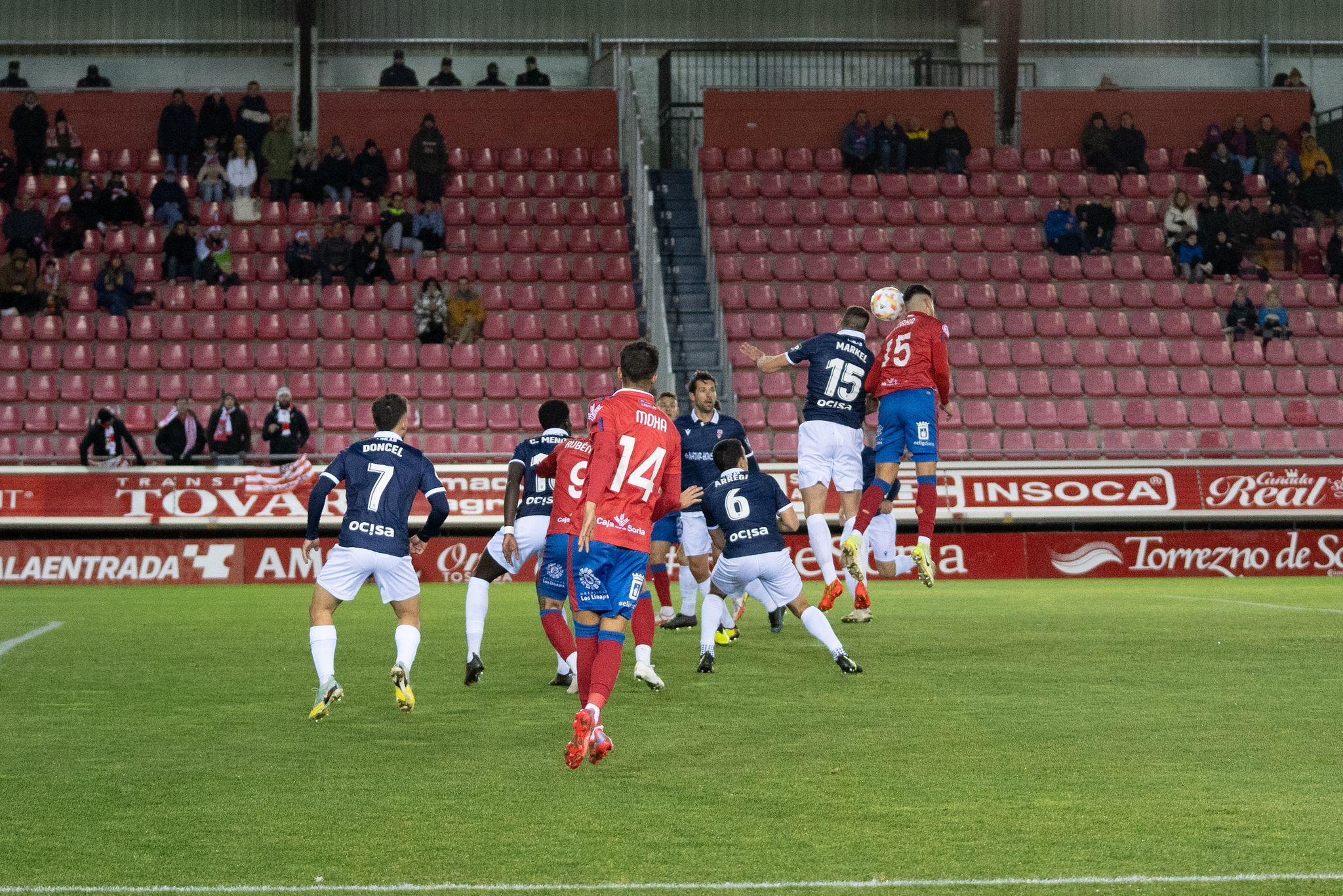 Markel Lozano pugna con Gorka Pérez por un esférico dentro del área / UD Logroñés