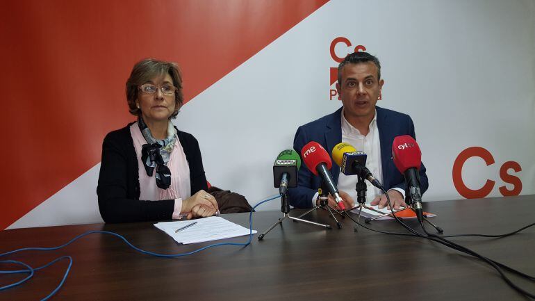 La abogada Carmen Suárez y el portavoz de Ciudadanos en el Ayuntamiento de Palencia presentan el acuerdo con los propietarios de las Once Paradas