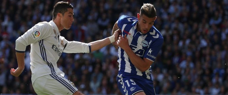 Theo Hernández pelea por un balón con Cristiano Ronaldo