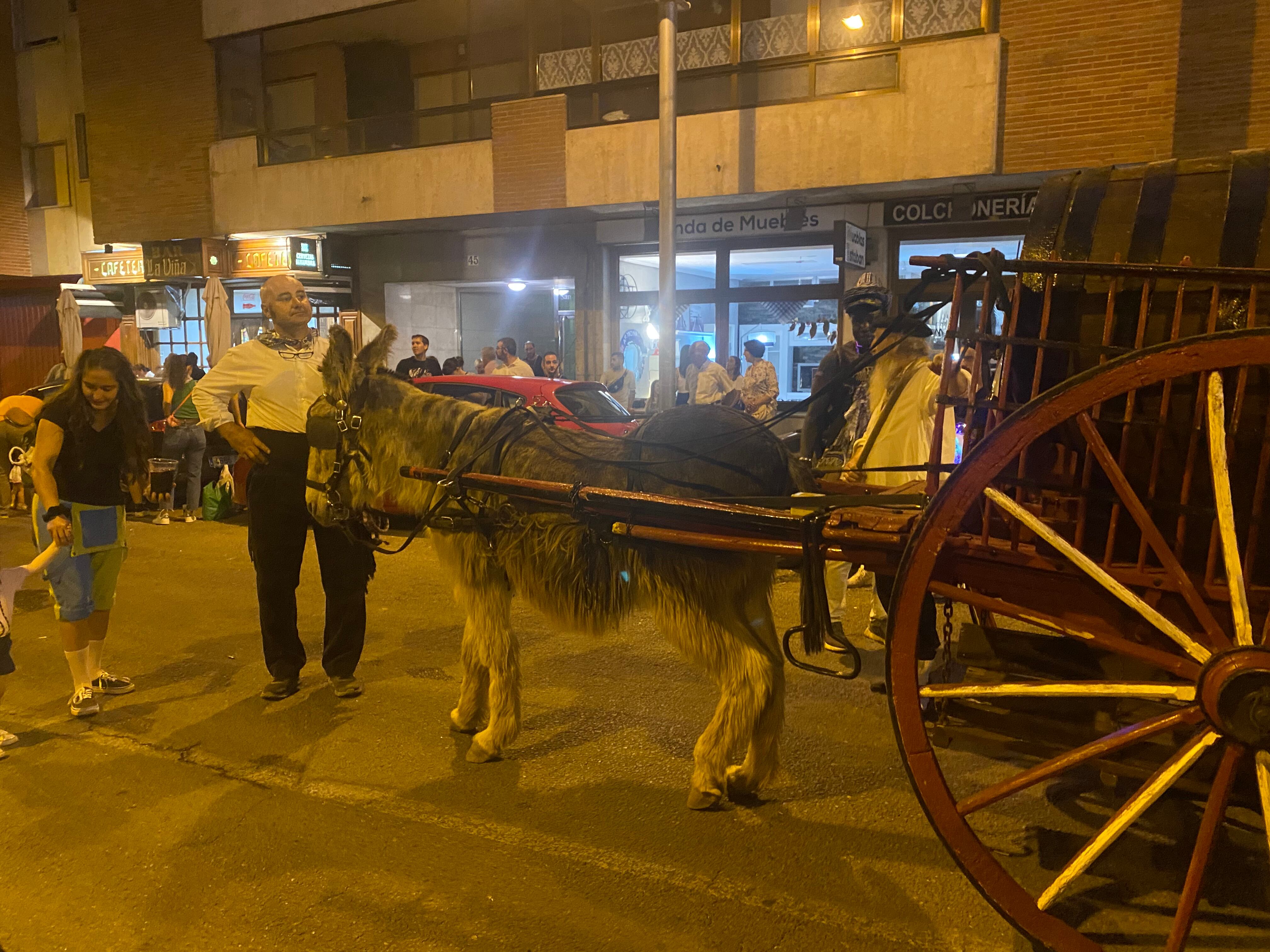 El burro de Tierra Aranda abría el pasacalles de la peña arandina