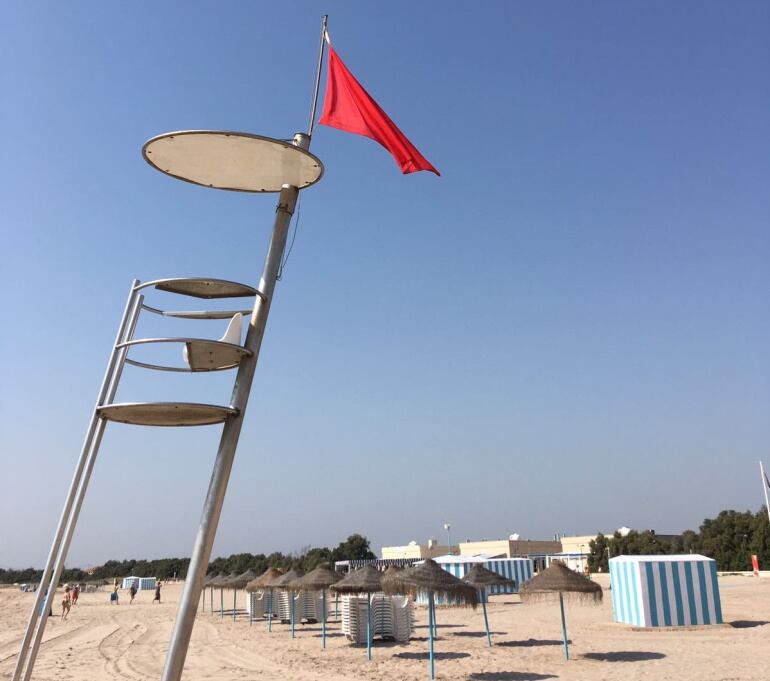 Bandera roja en la playa de Pinedo