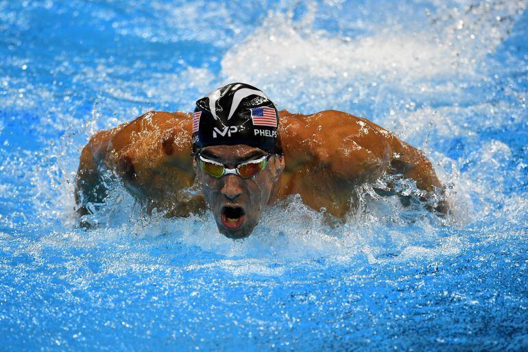 Michael Phelps nada en la piscina olímpica de Río 2016