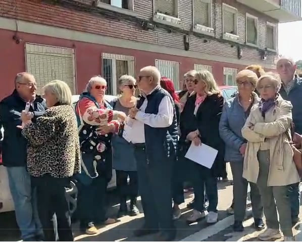 Concentración de los vecinos de Las Fuentes hoy lunes junto a la sede de la asociación de comerciantes