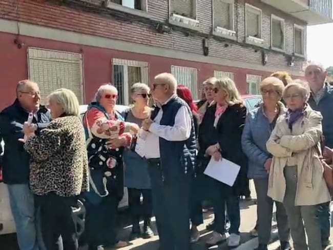 Concentración de los vecinos de Las Fuentes hoy lunes junto a la sede de la asociación de comerciantes