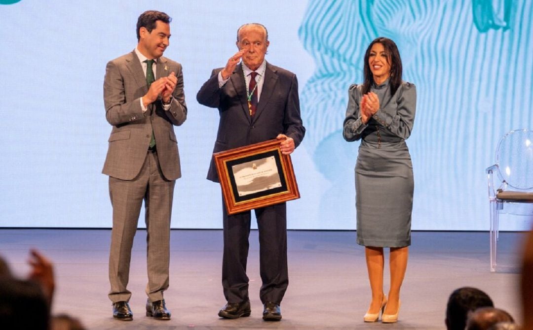 Curro Romero, flanqueado por el presidente de la Junta, Juanma Moreno, y la presidenta del Parlamento andaluz, Marta Bosquet, el pasado 28 de febrero cuando recibió el título de Hijo Predilecto de Andalucía