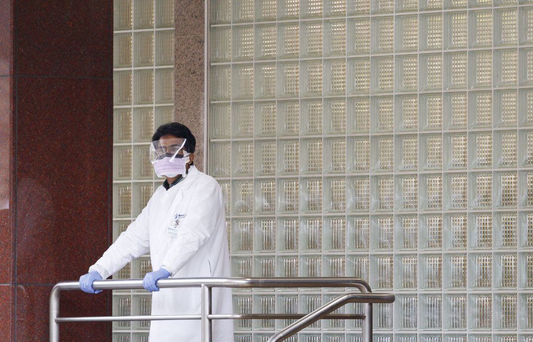 Un sanitario con equipo protector durante su descanso en las inmediaciones del Hospital Bronx-Lebanon en el centro del barrio neoyorkino del Bronx. 