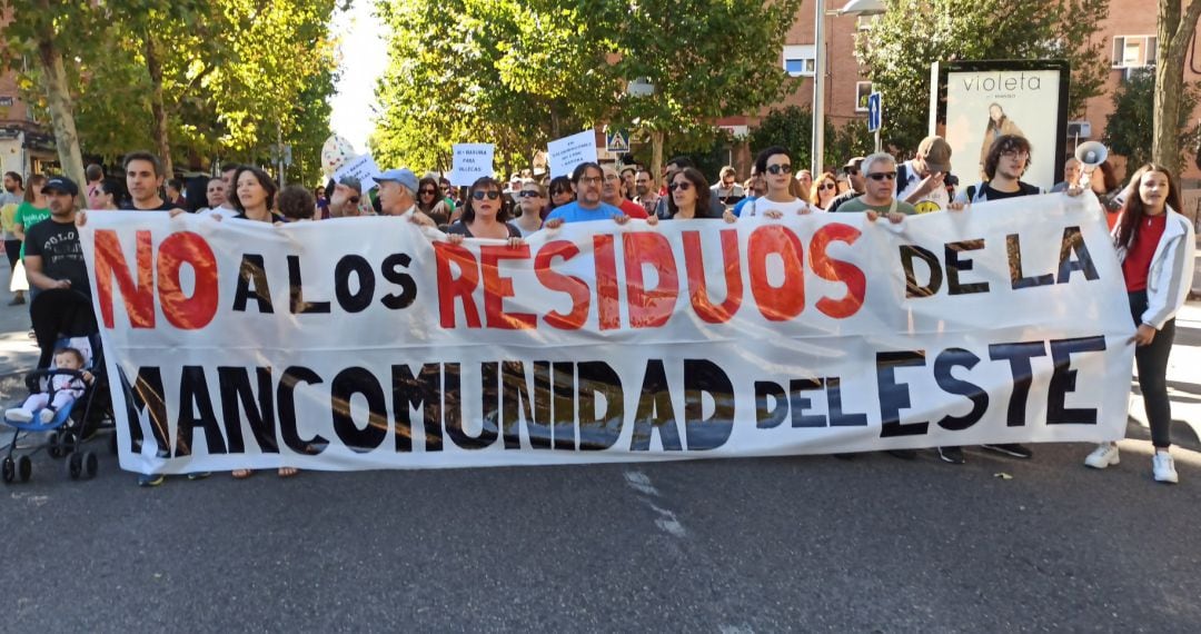 Manifestación de vecinos este sábado en Vallecas contra la llegada de basura del vertedero de Alcalá.