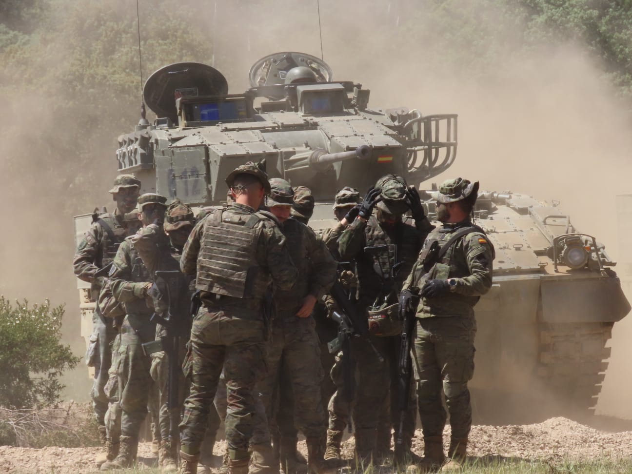 Militares de Cerro Muriano tras participar en un ejercicio activo de respuesta rápida con carros de combate Leopard 2 y  Pizarro en zonas urbanas