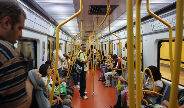 Interior de un vagón de Metro