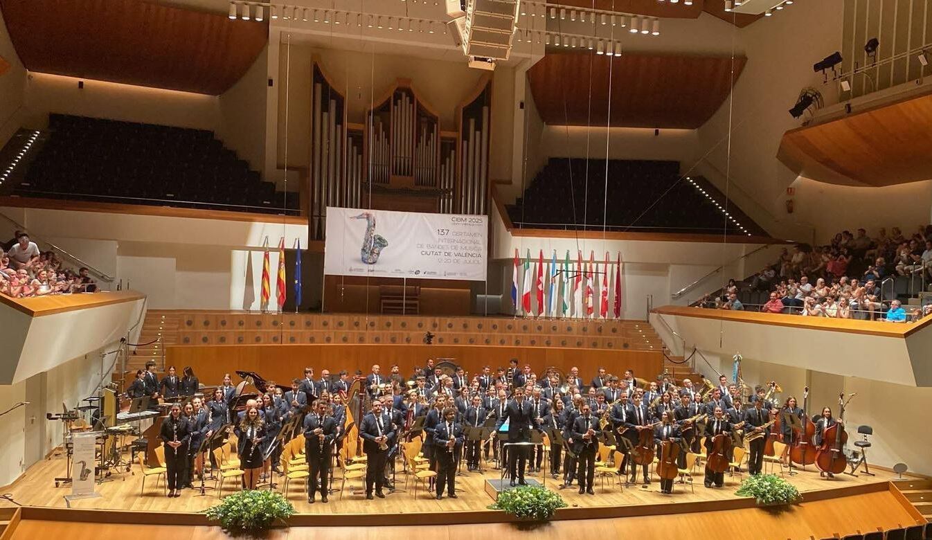 La Agrupación Musical de Cabezo de Torres agradece los aplausos del público en el Palau de la Música de València.