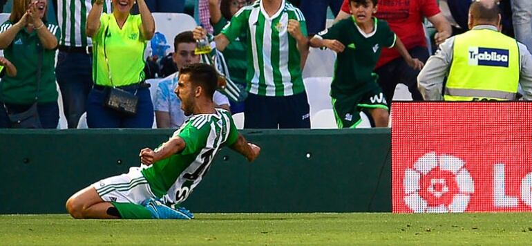 Dani Ceballos celebra un gol con el Betis 