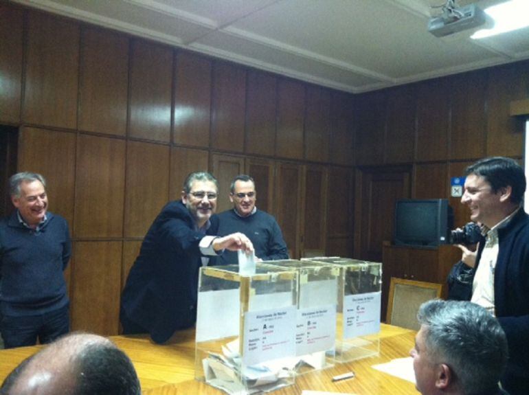 El candidato José Antonio Mayoral ejerciendo su derecho a voto