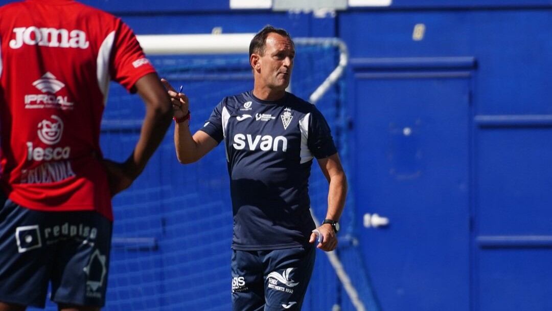 Joseba Etxeberria dirige un entrenamiento del Real Murcia en Pinatar Arena.