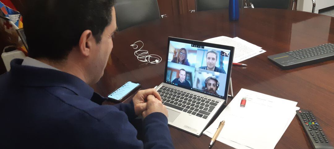 El alcalde, Antonio Francés, en la reunión por videoconferencia con los ediles de Hacienda y Empresa Vanessa Moltó y Alberto Belda y los presidentes de FEDAC, Nacho Gómez, y la Cámara de Comercio, Pablo de Gracia.