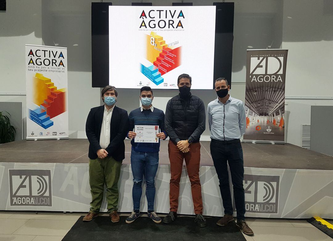 El representante del proyecto ganador junto al concejal Alberto Belda y los presidentes de FEDAC y Jovempa