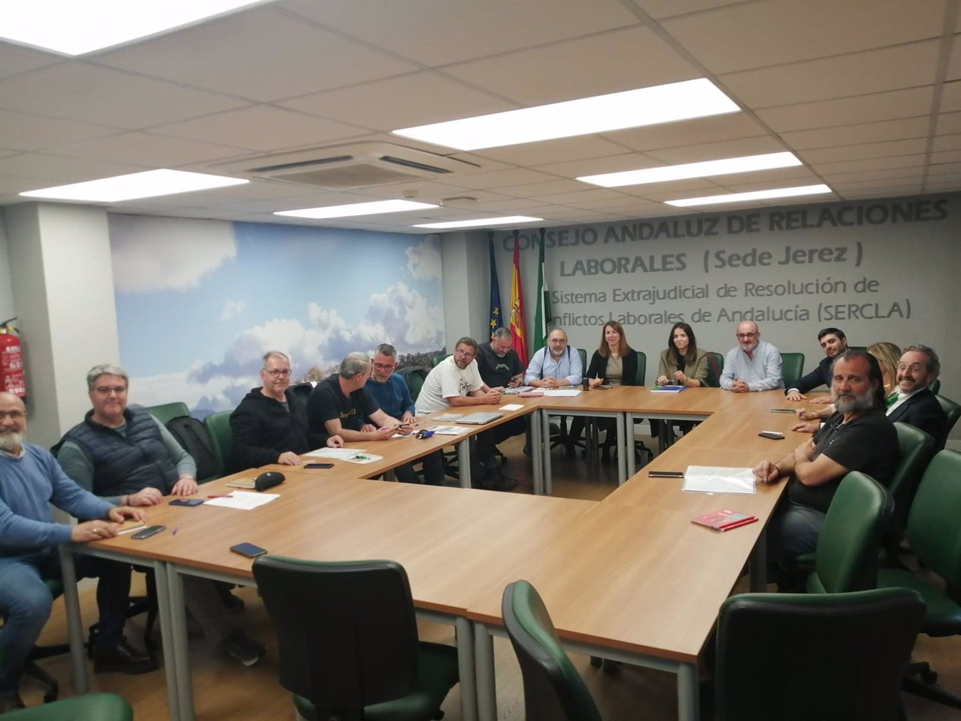 Representantes de CCOO y de la patronal Fedejerez en la sede del Sercla para firmar el nuevo convenio de la Vid en el Marco de Jerez