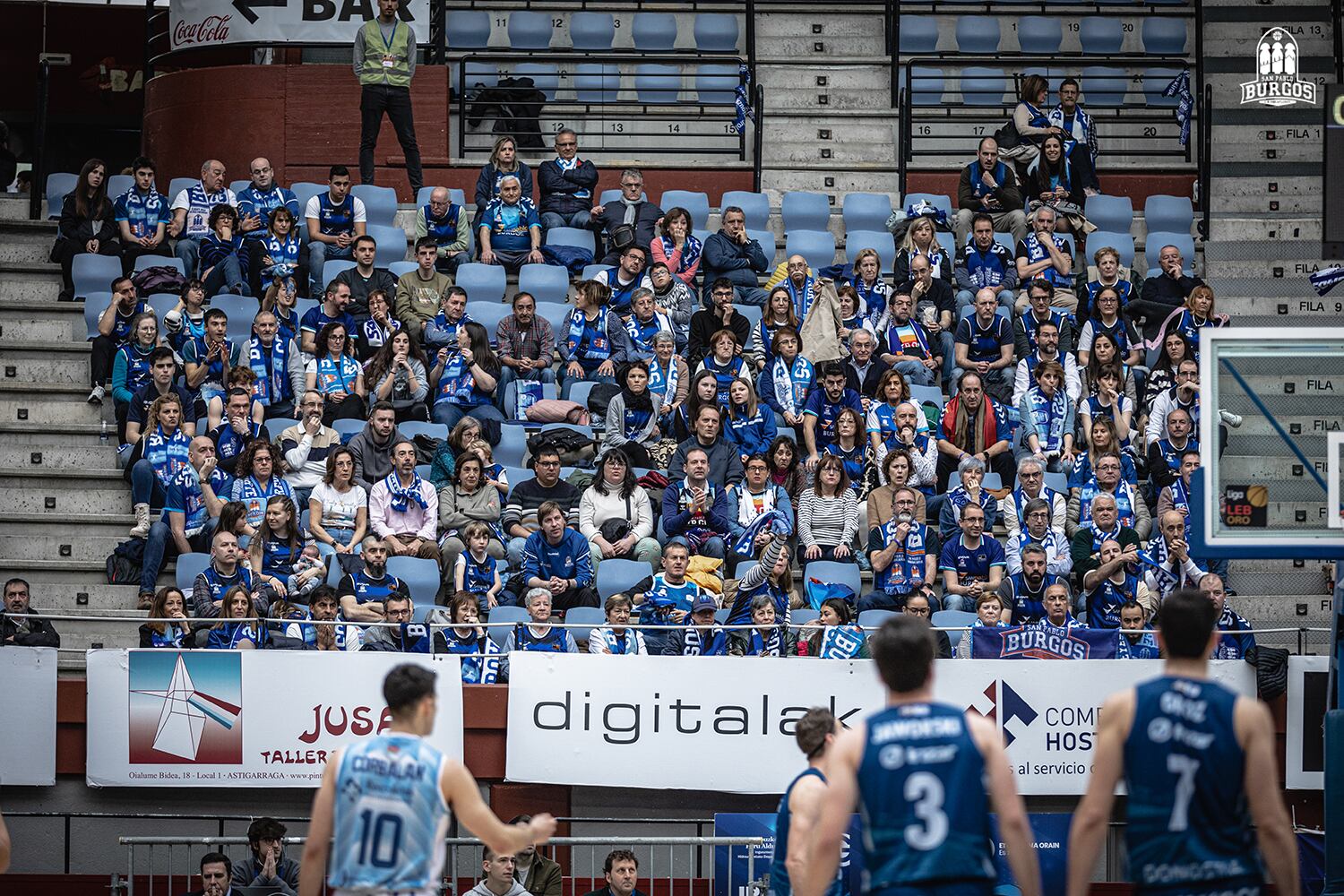 Afición del Hereda San Pablo Burgos en su último partido como visitante, en la cancha del Gipuzkoa Basket. / Firma - SPB-Cintia Cortés