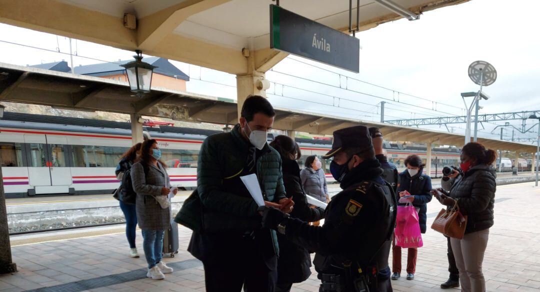 Un policía pide la documentación a un viajero que ha llegado desde Madrid en tren