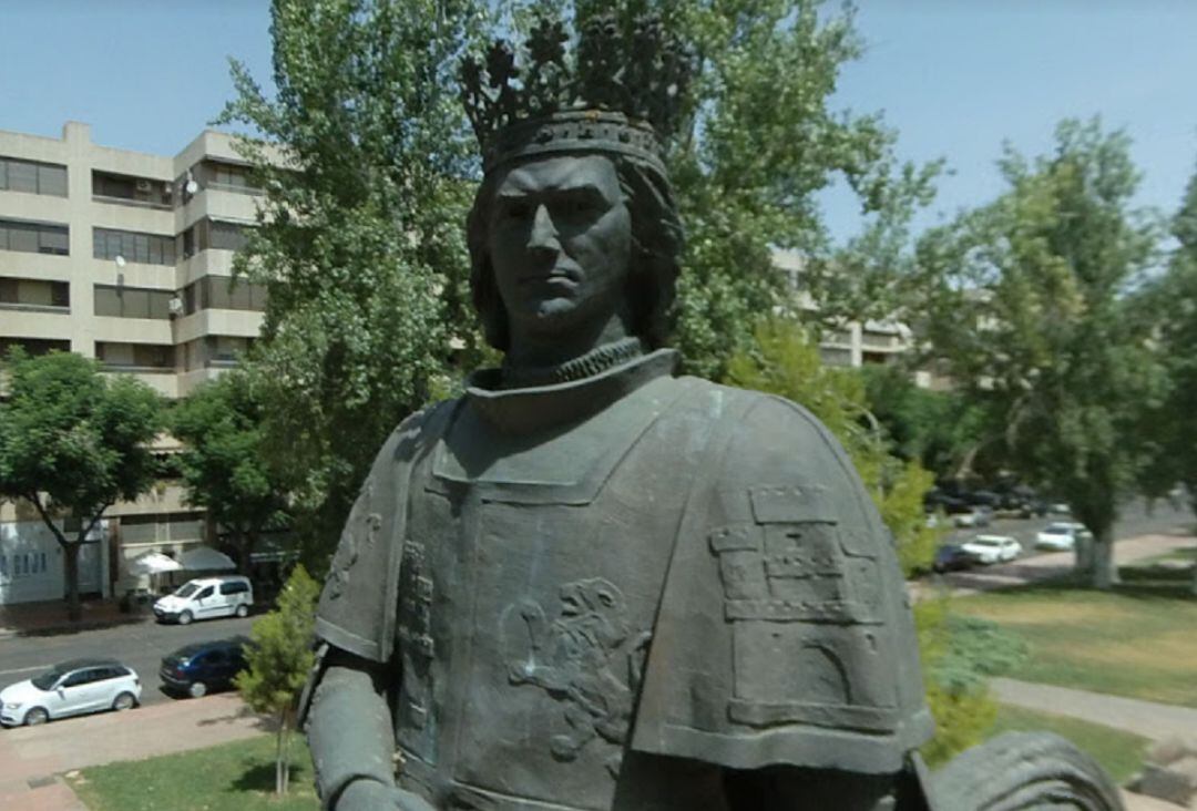 Imagen de la estatua de Juan II de Castilla, de cerca, ubicada en el Paseo del Torreón de Ciudad Real