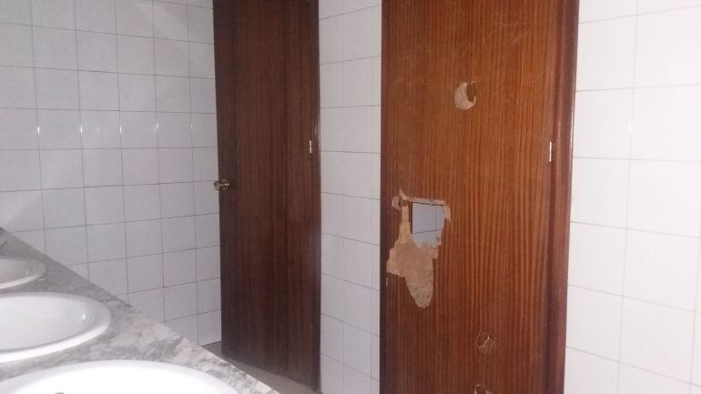 Desperfectos en las puertas de los aseos del Mercado de San Francisco de Jaén.