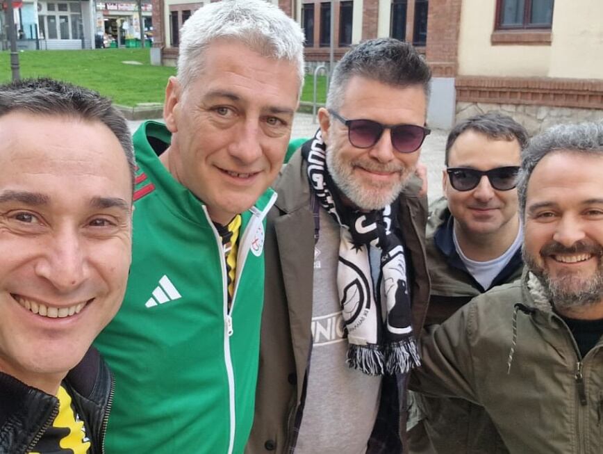 Iker Casanova y Oskar Matute posan junto con varios integrantes del equipo de 'Hora Veintipico' en el pasado choque entre el Barakaldo y el Unionistas de Salamanca.