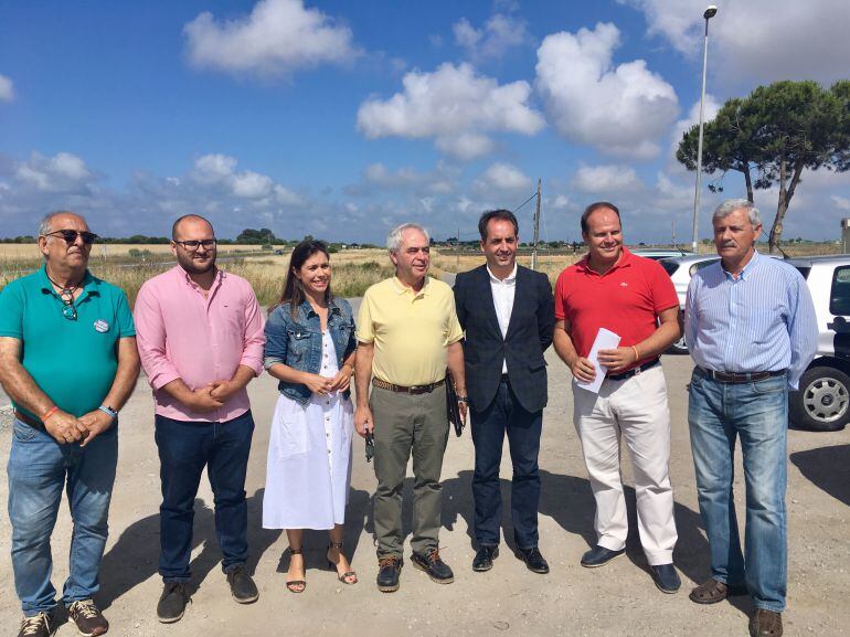 Los populares Antonio Saldaña y Auxilidora Izquierdo durante una visita a varias carreteras de la Costa Noroeste