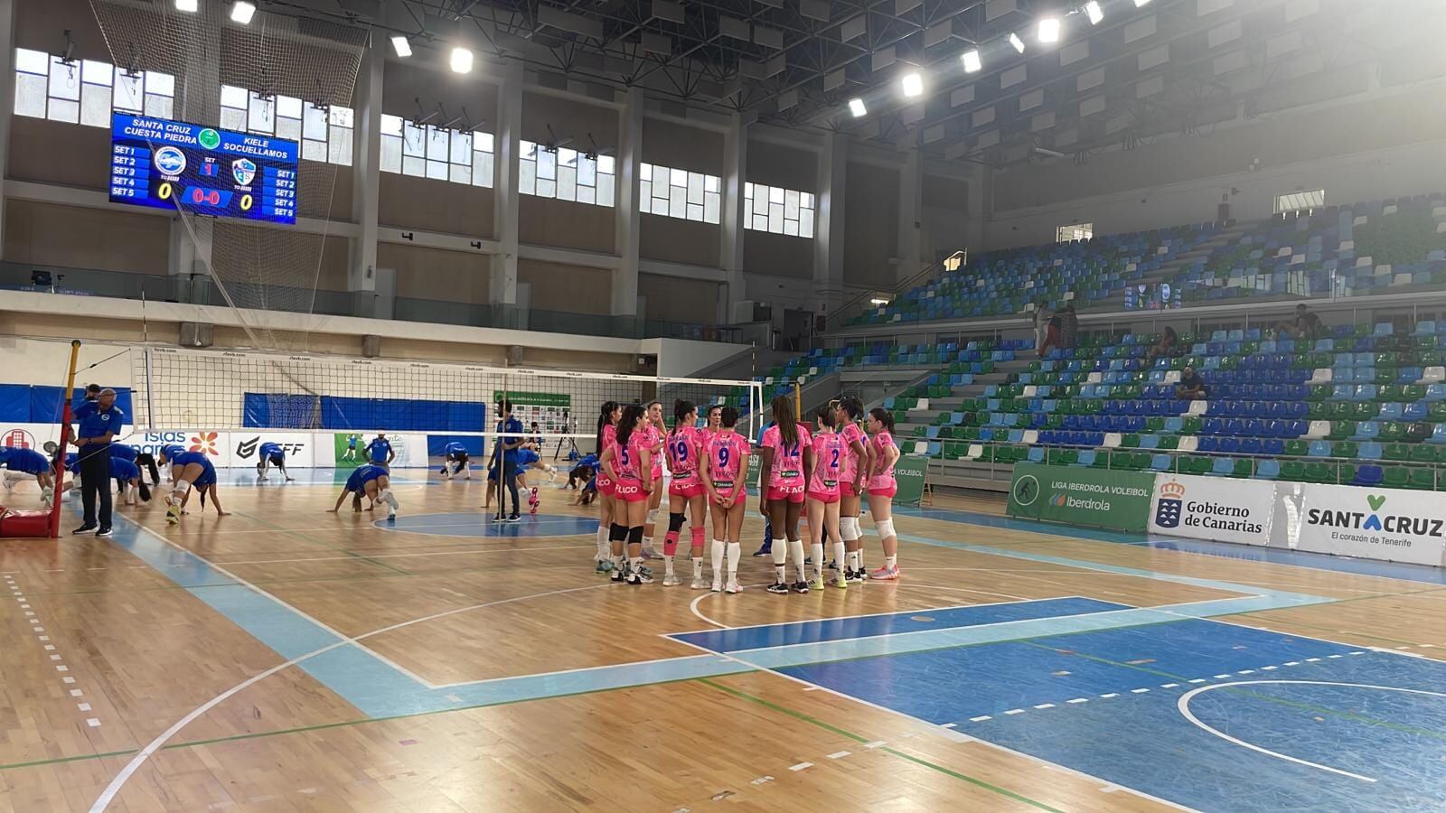 El equipo antes de empezar su partido ante el CV Cuesta Piedra